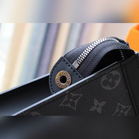 LV Модель M61692 Sakura Сумка POCHETTE VOYAGE Эта новая сумка Po