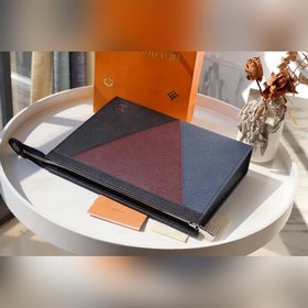 LV Средняя сумка POCHETTE VOYAGE Артикул： M30718 Сумка Pochette 