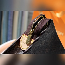 LV Модель： M47542 Косметичка из ткани Monogram Просторное внутре