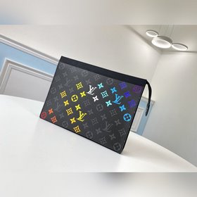LV Модель M61692 Rainbow Clutch Эта новая сумка среднего размера