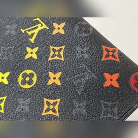 LV Модель M61692 Rainbow Clutch Эта новая сумка среднего размера 