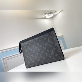 LV Модель M61692 Rainbow Clutch Эта новая сумка среднего размера 
