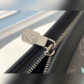LV Модель M61692 Rainbow Clutch Эта новая сумка среднего размера 