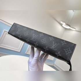 LV Модель M61692 Rainbow Clutch Эта новая сумка среднего размера 