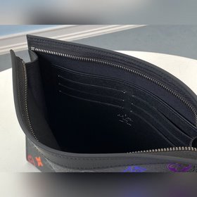 LV Модель M61692 Rainbow Clutch Эта новая сумка среднего размера 