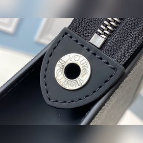 LV Модель M61692 Rainbow Clutch Эта новая сумка среднего размера 