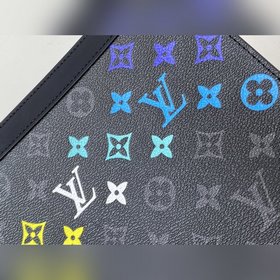 LV Модель M61692 Rainbow Clutch Эта новая сумка среднего размера 