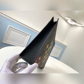 LV Модель M61692 Rainbow Clutch Эта новая сумка среднего размера 