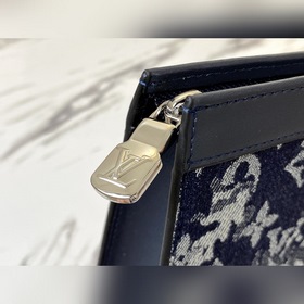 LV Артикул： M80034 POCHETTE VOYAGE Сумка-клатч Эта сумка Pochet