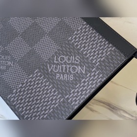 LV Артикул： N41696 Черная сумка Pochette Voyage среднего размера