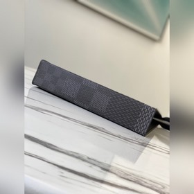 LV Артикул： N41696 Черная сумка Pochette Voyage среднего размера