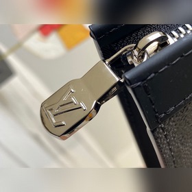 LV Артикул： N41696 Черная сумка Pochette Voyage среднего размера