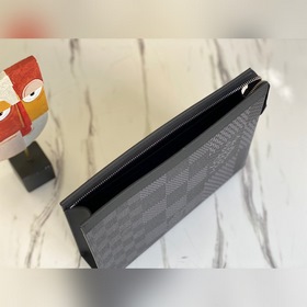 LV Артикул： N41696 Черная сумка Pochette Voyage среднего размера