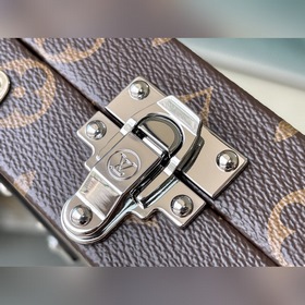 LV Модель： M20520 Сумка-клатч Представлена весенне-летнем показе