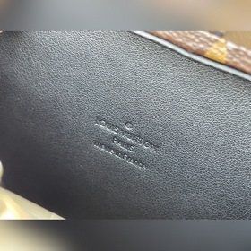 LV Модель： M20520 Сумка-клатч Представлена весенне-летнем показе