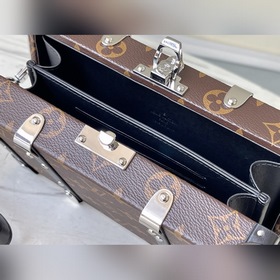 LV Модель： M20520 Сумка-клатч Представлена весенне-летнем показе