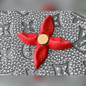 LV Артикул： M81556 Серый кожаный клатч Серия сумок Сумки Клатч