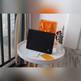 LV Модель M30450 Pochette Voyage Изготовлена из кожи Taga глубок