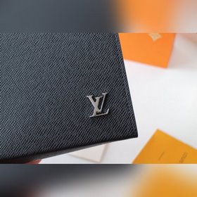 LV Модель M30450 Pochette Voyage Изготовлена из кожи Taga глубок
