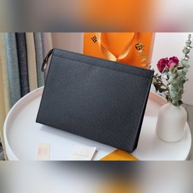 LV Модель M30450 Pochette Voyage Изготовлена из кожи Taga глубок