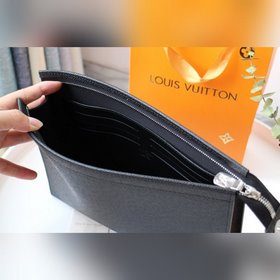 LV Модель M30450 Pochette Voyage Изготовлена из кожи Taga глубок