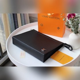 LV Модель M30450 Pochette Voyage Изготовлена из кожи Taga глубок