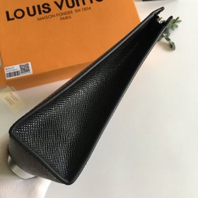 LV Модель M30675 Сумка среднего размера POCHETTE VOYAGE из кожи с