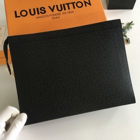 LV Модель M30675 Сумка среднего размера POCHETTE VOYAGE из кожи с