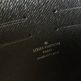 LV Модель M30675 Сумка среднего размера POCHETTE VOYAGE из кожи с