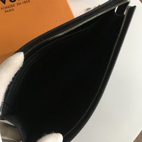 LV Модель M30675 Сумка среднего размера POCHETTE VOYAGE из кожи с