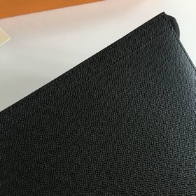LV Модель M30675 Сумка среднего размера POCHETTE VOYAGE из кожи с
