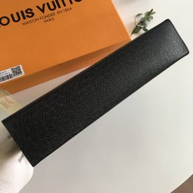 LV Модель M30675 Сумка среднего размера POCHETTE VOYAGE из кожи с