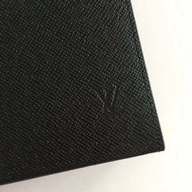 LV Модель M30675 Сумка среднего размера POCHETTE VOYAGE из кожи с