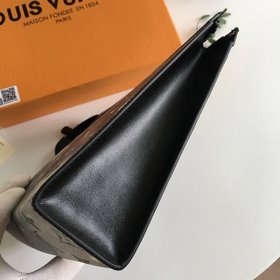 LV Модель M44448 Сумка Pochette Voyage Louis Vuitton обратил сво