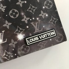 LV Модель M44448 Сумка Pochette Voyage Louis Vuitton обратил сво