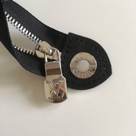 LV Модель M61692 Старинная шелкография Эта новая сумка среднего р