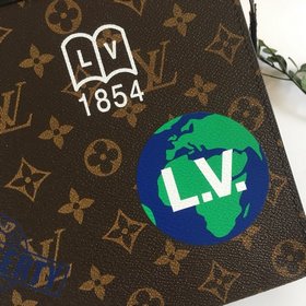 LV Модель M61692 Старинная шелкография Эта новая сумка среднего р