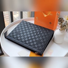Средняя сумка LV POCHETTE VOYAGE Модель M61692 Кожа Эта новая сум