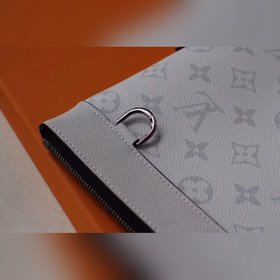 LV POCHETTE APOLLO Сумка Модель M62291 Эта сумка, изготовленная 