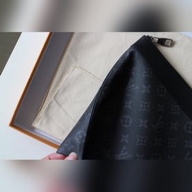 LV сумка POCHETTE APOLLO Модель M62291 Эта сумка, изготовленная