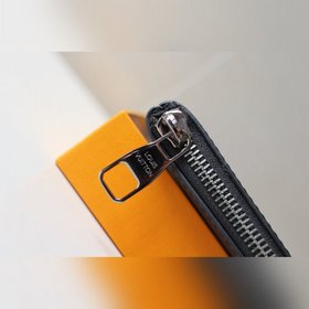 LV сумка POCHETTE APOLLO Модель M62291 Эта сумка, изготовленная