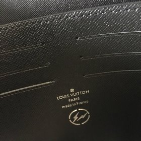 Средняя сумка LV Pochette Voyage, модель M64440 Эта сумка средне
