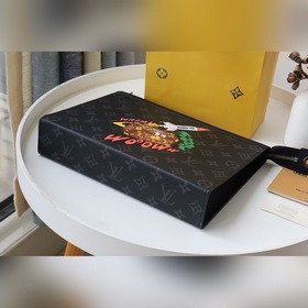 LV Классическая сумка POCHETTE VOYAGE среднего размера Артикул： 