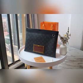 LV модель M69256 Большая сумка — это просторная сумка для путеше