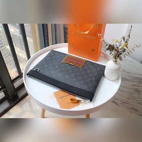 LV модель M69256 Большая сумка — это просторная сумка для путеше