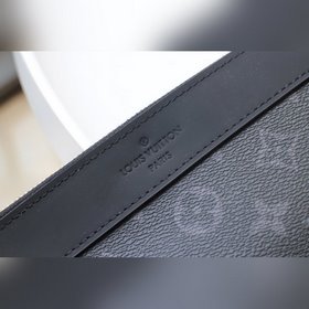 LV модель M69256 Большая сумка — это просторная сумка для путеше
