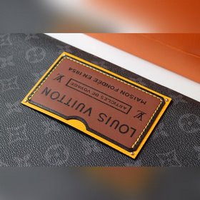 LV модель M69256 Большая сумка — это просторная сумка для путеше