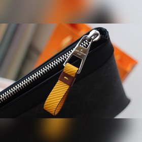 LV модель M69256 Большая сумка — это просторная сумка для путеше