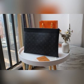 LV модель M69256 Большая сумка — это просторная сумка для путеше
