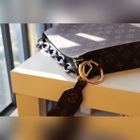 LV Модель M47542 Сумка через плечо Косметичка из ткани Monogram 